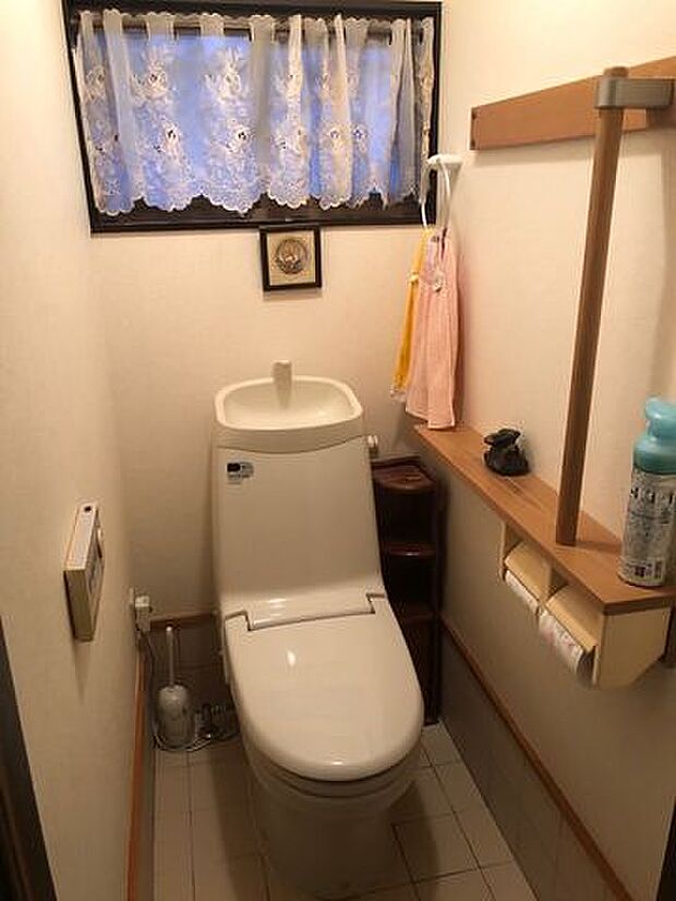 ”トイレは温水便座機能付きの最新のものにフルチェンジしております。温水便座機能等の多数機能を付随した、使い勝手良好なものを搭載。365日快適にご使用いただける空間です。”