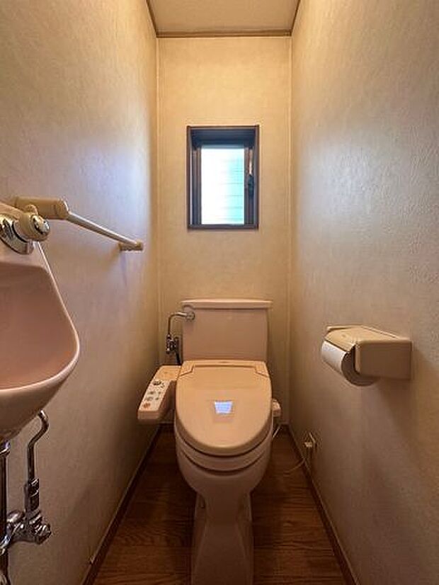 【トイレ】トイレスペースが2・3階にございますので、朝の混雑時に家族が分散して使用できます。またゲスト用・家族用と分けることも出来ますよ。
