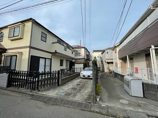 荻窪 Garden House　車庫2台駐車可能(車種による)も魅力的なポイント　前面道路は車の通り抜けもほ