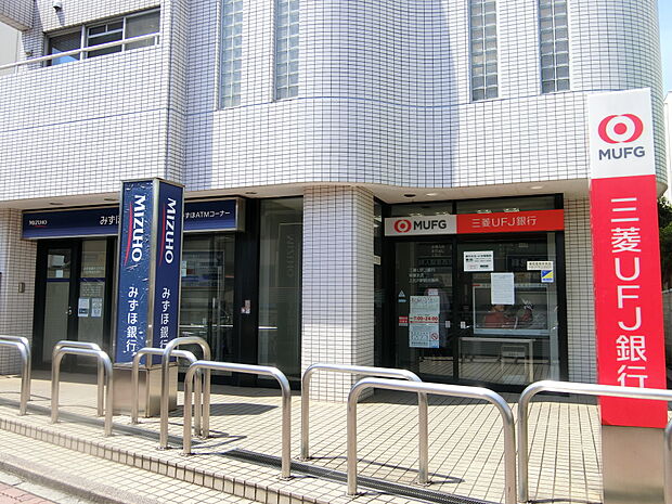 三菱UFJ銀行・みずほ銀行上北沢駅前ATMコーナー（約570メートル、徒歩8分）