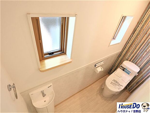 温水洗浄便座付きのトイレは快適で、いつも清潔に保たれます。