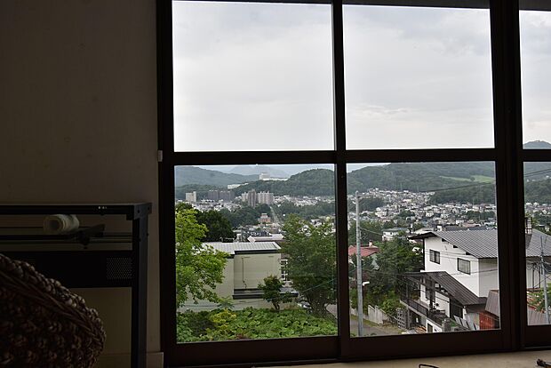 2階からの眺望です。格子窓、木のサッシが自然豊かな景色をさらに雰囲気あるものに彩ります♪