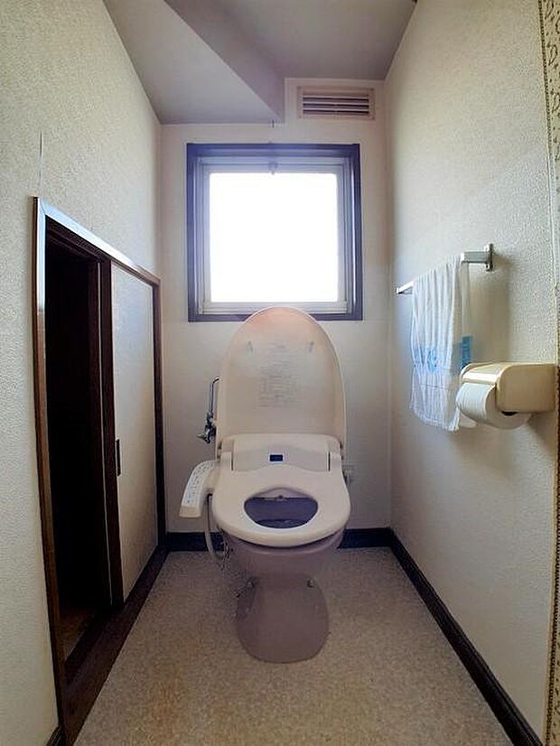 階段下のスペースを利用したトイレ♪収納もあります！
