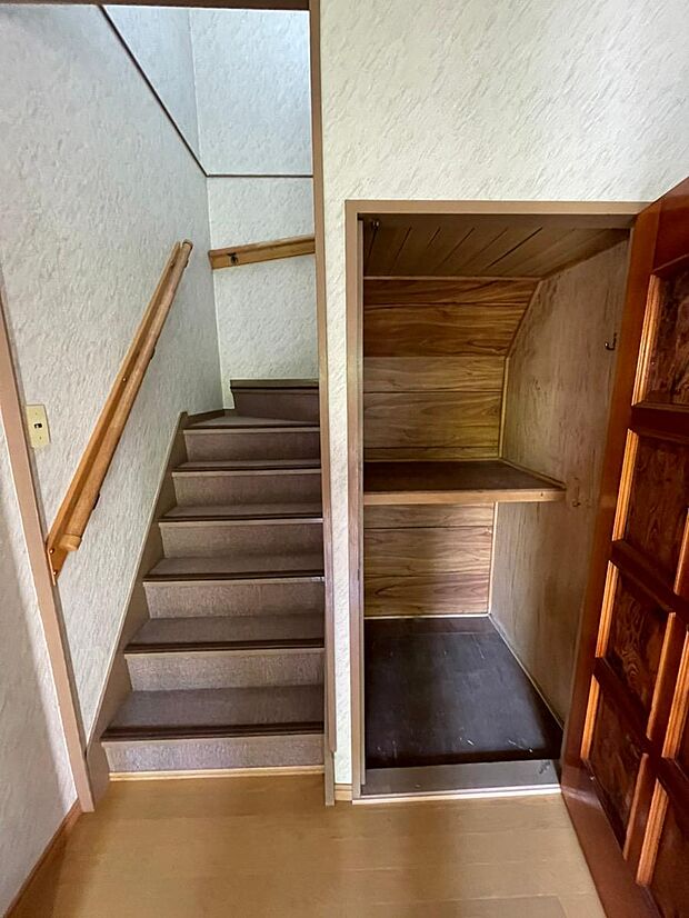 階段と階段下収納スペース