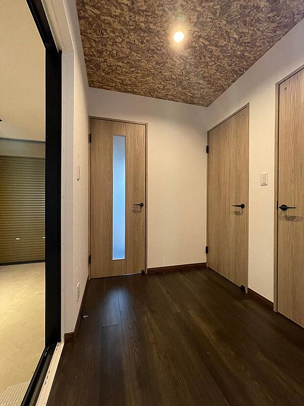 玄関内のドアを開けると、浴室・トイレ・階段などに繋がるホールがあります。