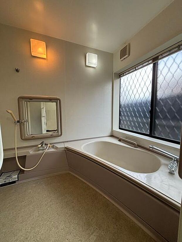 大きめの窓がついており、とても明るい印象の浴室です♪