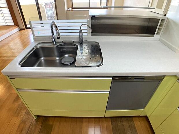 キッチンには人気の食洗機を搭載！日々の家事の手間を低減してくれます。