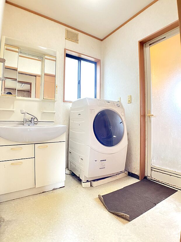 ドラム式洗濯機も置ける広い脱衣所！窓もあるので自然な光が温かみを感じます♪