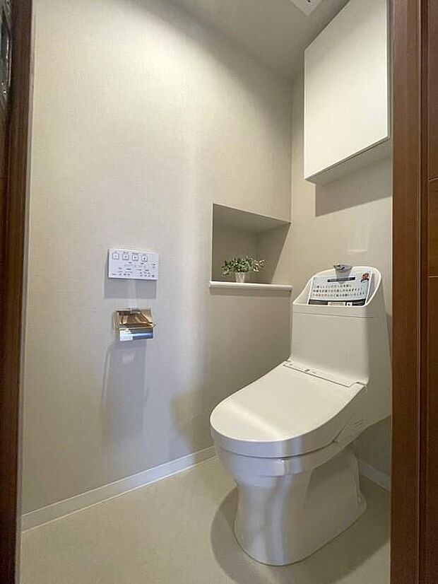 トイレには、壁に収納スペースが備え付けです♪