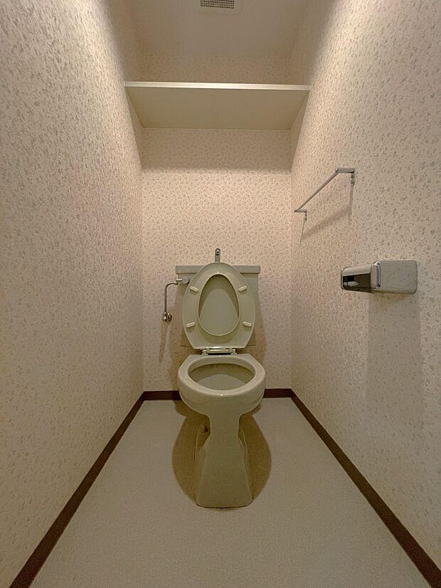 トイレには上部に棚が取り付けられており、収納もばっちりです♪