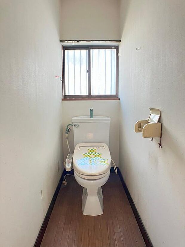 壁に囲まれた狭い空間のため、圧迫感を感じやすいトイレですが、窓がついておりますので、狭さを感じさせない空間となります！