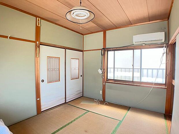 2階の6帖の和室です。窓が向かい合ってございますので、空気の入れ替えもしやすいお部屋です！
