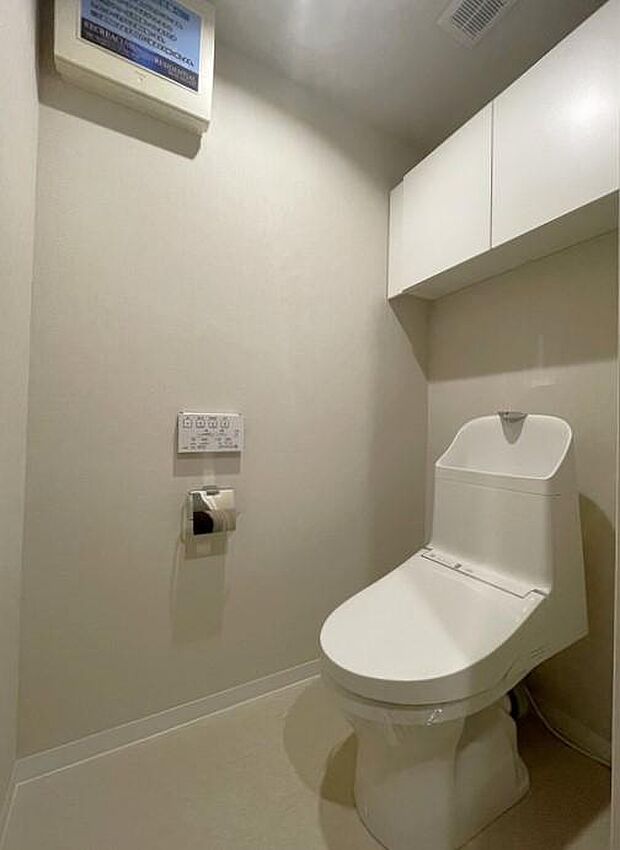 白基調で清潔感あふれるトイレです♪