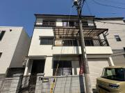 寝屋川市三井南町6-21 3階建