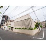 平町の家 光差すリビングルーム屋上テラスとガレージ付き邸宅