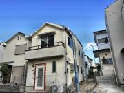吹き抜け天井と広々LDKを備えたラグジュアリー住宅