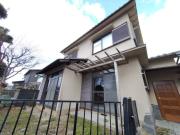 近鉄難波・奈良線学園前駅までバス約9分 徒歩1分