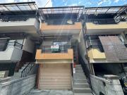 寝屋川市高柳7-25-7 3階建て