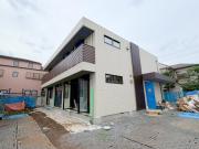 Maison de Brun Pose A