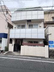Y′s Court
