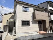 築浅 南向きの間口が広いガレージ付2階建