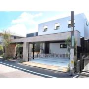 吹き抜けのある静かな庭付きの家 成城5丁目