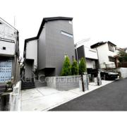 吹き抜けから光差し込む奥沢の家