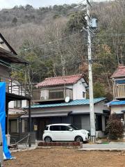 （ただいま）の後に森がある岐阜市諏訪山（すわやま）の戸建て