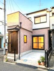 Aule 真菅 Station Front