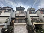 寝屋川市点野1-11-3 3階建