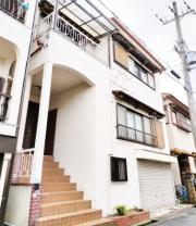 寝屋川市高柳6-11-22 3階建て