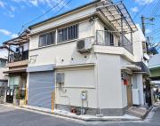 新家町 電動シャッター付き貸家