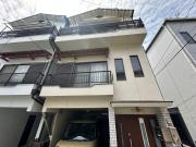 枚方市禁野本町1-2-20 3階建