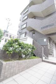 鹿児島市電谷山線荒田八幡駅まで徒歩9分