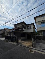 南水苑町車庫付き貸家