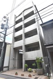 EM′sCOURT