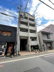 EMs COURT