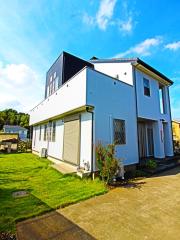 薪ストーブのある吹き抜けの高い家