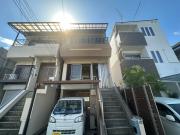 寝屋川市御幸西町25-30 3階建