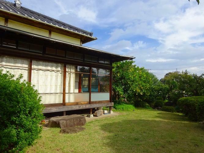 芝庭と建物