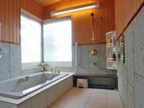伊豆石を使用した浴室