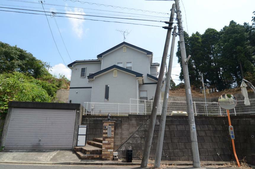 同じく西側外観　道路から高台です