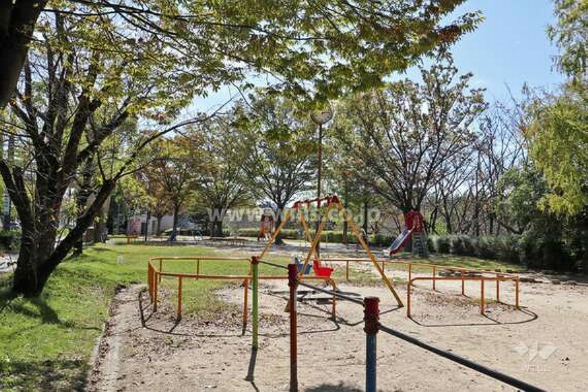 『細口池公園』は、地下鉄鶴舞線「平針」駅から徒歩15分の場所にあります。公園の名前にもなっている「堀口池」が中央にあり、その西側と東側の2箇所に遊具広場があります。
