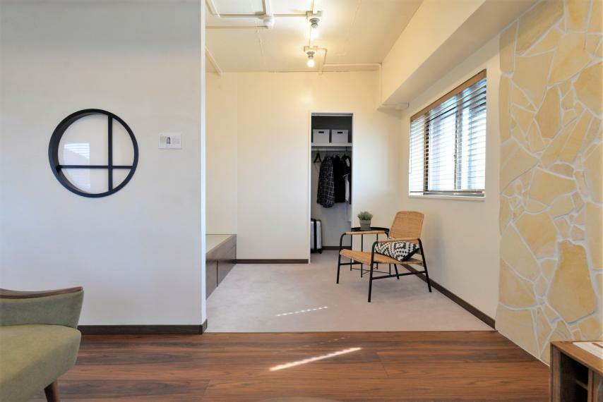 リビングに併設の洋室はカーペット貼りの床でほっと寛げる空間です（居住前2021年2月撮影）