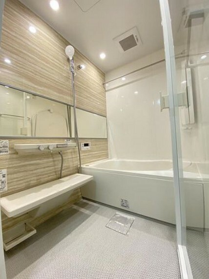 1216サイズのバスルーム。魔法びん浴槽により4時間後の湯温の低下を約2.5℃以内に抑制します。