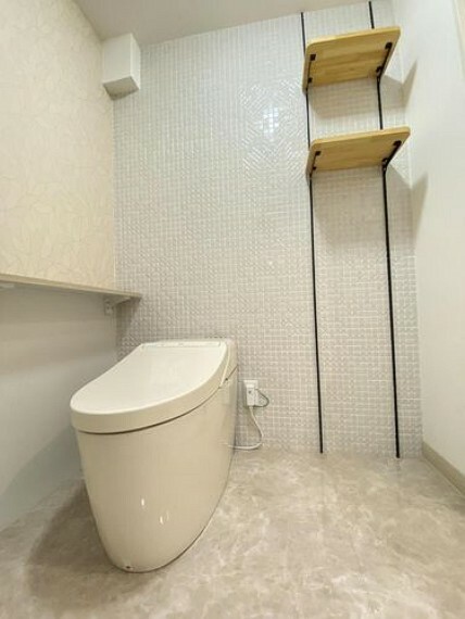 タンクレストイレを採用し、すっきりとした空間を演出。
