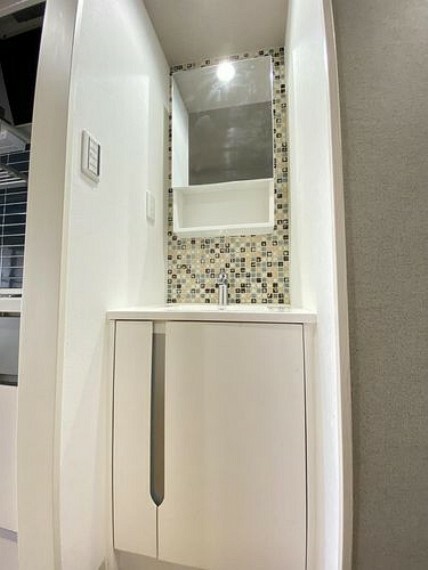 コンパクトな洗面化粧台には、足元の棚と鏡裏に収納スペースがございます。