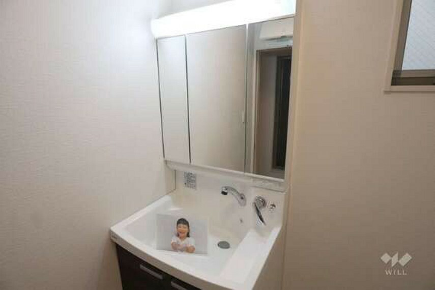 洗面室3面鏡・シンク下など収納がたっぷりあります、生活感を隠すことができます。