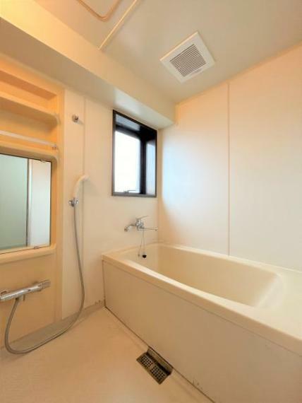 【浴室】ユニットバスはクリーニングと水栓金具を交換しました。窓がついているので換気もしやすく、カビ対策にも役立ちます。