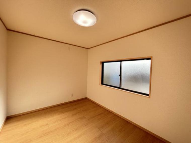 【リフォーム済】1階6帖洋室です。床はフローリングを張替え、壁と天井はクロスを張り替えました。